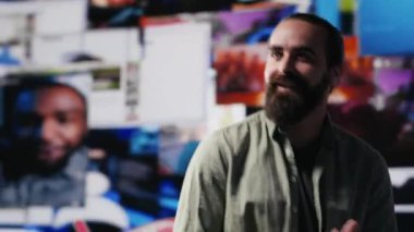 Sosyal medya etkileyicisi, platformlar arasında eşsiz bir marka sesi oluşturma konusunda kendinden emin ve gururlu olmak için yenilik ve teknolojik araçlar kullanır. Çoklu görev. Kamera A.