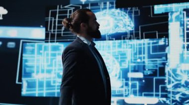 Şirket lideri, akıllı yenilikler ve gelecekteki teknoloji stratejileri için makine öğrenimi ve algoritma geliştirme yöntemlerini kullanarak ağ platformlarını sembolize eden dijital yapay zeka beyniyle etkileşim halindedir. Kamera A.