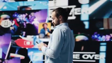 Telefonuyla mesajlaşan ve sosyal medya bağlantısından keyif alan sıradan bir adam, sosyal platformlar görsel ve kullanıcı arayüzü iletişimin ve modern eğlencenin gücünü vurguluyor. Kamera A.