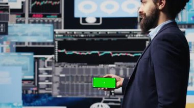 Fotokopi alanı görünümlü yönetici, yeni bir yatırım ve karar verme sürecini yönlendirmek için performans ölçümlerine, finans grafiklerine ve strateji araçlarına bakıyor. Uzun vadeli iş büyümesi. Kamera B.