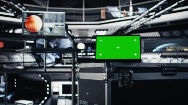 Mars görev analizini gösteren monitörün yanındaki veri girişi için kullanılan uzay aracındaki yeşil ekran dizüstü bilgisayar. Gezegen gözlemlerini yöneten uzay istasyonu mürettebatına yardımcı olan Mockup defteri