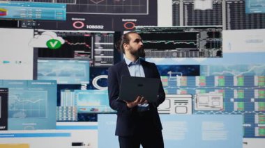 Veri güdümlü planlama, bu profesyonelin küresel iş geliştirme için başarılı bir strateji geliştirmesine yardımcı olur. Ön paneldeki çizelgeleri ve öncü fikirlerine rehberlik etmek için projeksiyonları kullanıyor. Kamera B.