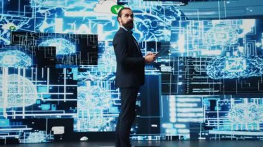 Girişimci torpido gözündeki yapay zeka sistemini incelemek için dizüstü bilgisayar kullanır, kodlama, analitik ve derin öğrenme için yüksek teknoloji veri görselleştirmesi kullanır. Stratejik büyüme. Kamera B.