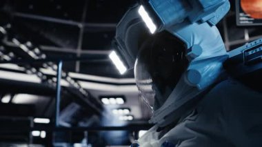 Uzay gemisi gövdesi yarıldığı için uzay adamı oksijen seviyesi aniden düştükten sonra çöker. Yörünge istasyonu mürettebatı hasar gören ekipman yüzünden bilincini kaybetti, kamera B