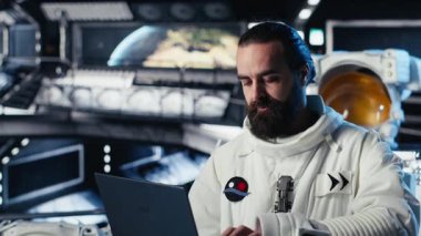 Gezegen gezisini tamamladıktan sonra astronot görev parametrelerini doğrulamak için dizüstü bilgisayar kullanıyor. Kozmonot sistemleri dizüstü bilgisayarla yönetir, Mars 'tan ayrılır, eve dönmek için uçuş günlüğünü günceller, kamera B