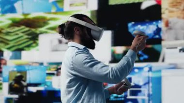 Genç rahat adam sosyal medya platformları için yapay zeka bağlantısı gösteren 3 boyutlu kullanıcı arayüzü tasarımı için VR gözlüğü kullanıyor. Dijital dünyada eğlence sektöründe çalışan erkek sosyal ağ kullanıcısı. Kamera A.