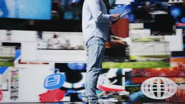 Mobil bildirimleri ve görsel hikaye anlatımlarını kontrol eden, sosyal ağda takipçilerle iletişim kuran ve yaratıcılığını sergileyen bir erkek etkili. Bağlı dijital dünya, marka sesi. Kamera B.