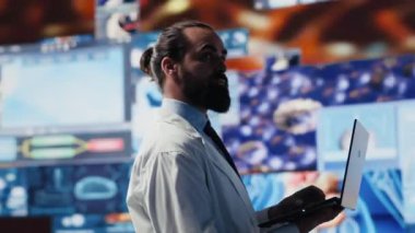 Dijital tanı ve elektronik kayıtları inceleyen tıp uzmanı, sağlık teknolojisinin entegrasyonunu, kişisel hasta bakımını ve tıp biliminin geleceğini sembolize ediyor. Büyük buluş. Kamera A.