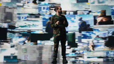 Asker, dijital teknoloji ve tehdit tespit araçları kullanarak, modern askeri stratejiler sergileyerek sanal savaş alanında faaliyet gösteriyor. Aktif operasyonlarda güvenli iletişim sağlanıyor. Kamera B.