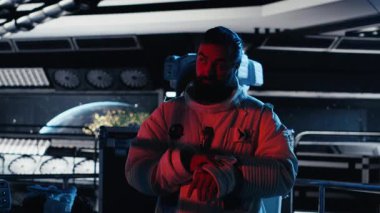 Yıldız gemisi mürettebatı kokpit penceresinin dışından gelen ışıktan kör oldu. Kozmonot yörünge istasyonundaki tanımlanamayan dünya dışı varlıkla temas kuruyor, kamera B