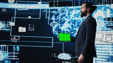 Modern yapay zeka beyin animasyonuyla çevrelenmiş girişimci, sanal zekayı cihazında yeşil ekranla keşfediyor. Yeni bir yenilikçi bilişim stratejisi için otomasyon platformlarını kullanmak. Kamera B.