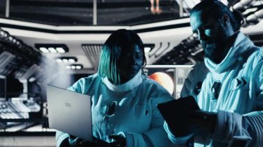 Araştırmacılar, insanoğlunun hayatta kalma seferi sırasında gezegenlerin yaşanabilirlik faktörlerini nasıl değerlendireceklerine dair beyin fırtınası yapıyorlar. Uzay görevinde insan genleşmesi yapan astronotlar gelecekteki kolonileşmeyi destekliyor, kamera B