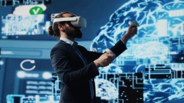 VR gözlükleri ve yapay zeka beyni kullanan iş bilişim uzmanı, makine öğrenimi için arayüz içinde veri görselleştirme sibernetiği üzerinde çalışıyor. Yenilik için yüksek teknoloji aleti. Kamera A.