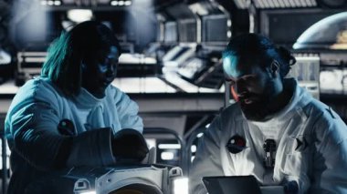 Araştırmacılar, Mars 'ı keşfederek, uzayda insan varlığını genişleterek, Kızıl Gezegen' e inmeden önce operasyonel hazırlık sağlamak için birlikte uçuyorlar.