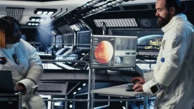 Astronotlar yıldız gemisinde birlikte uçarak Mars 'ı keşfediyor, bilimsel bilgileri ilerletiyorlar. Kırmızı gezegene inmeden önce uzay aracındaki kozmonot, kamera B 'ye inmeye hazır.