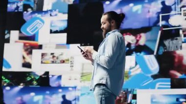 Sosyal medya kullanıcısı, eğlence için internet platformlarında eşsiz bir marka sesi oluşturarak, bağlılığı artırmak için yenilik ve teknolojik araçlardan keyif alıyor. Çoklu görev çevrimiçi. Kamera A.