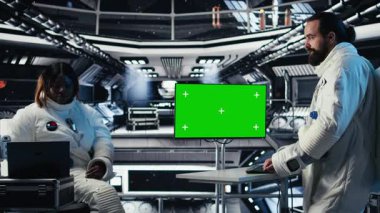 Yıldız gemisinde birlikte uçan araştırmacılar yeşil ekran monitörüne bakıp Mars 'ı keşfediyorlar. Kozmonotlar Kızıl Gezegen A 'ya inmeden önce işlevsel bir hazırlık sağlamak için model ekran kullanırlar.