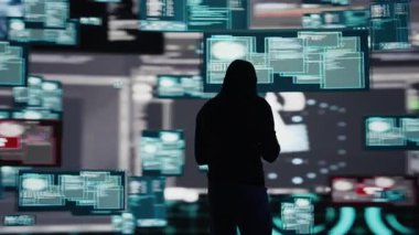 Erkek hacker, programlama kodu ile bir sisteme gizlice giriyor, güvenlik duvarlarını aşıyor ve ağ güvenliğindeki savunmasızlıkları siber saldırı ve sızma için kullanıyor. Kamera B.