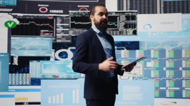 Girişimci küresel CEO profesyonel bir kongrede konuşuyor, sahnede bir iş konuşması yapıyor. Bilgi grafiklerini sunan güçlü bir sesle başarı ve liderlik vizyonunu paylaşıyor. Kamera B.