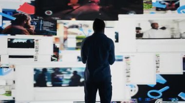 Uykusuz saplantılı adam, sosyal medya tüketimi ve takıntılı kıyamet kopma korkusu yaşıyor. Endişe ve kendine güven sorunlarını tetikleyen psikolojik etkiler. Kamera B.