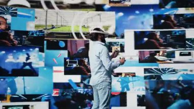 Yüksek teknoloji kullanıcısı sanal gerçeklik kulaklığını sosyal medya bağlantıları için suni zekayı gösteren 3 boyutlu bir web tasarımı için kullanıyor. Dijital dünya için hikaye anlatma üzerinde çalışan nüfuzlu biri. Kamera B.