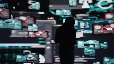 Kötü amaçlı yazılımlar ve virüslerle siber güvenliği tehlikeye atan profesyonel bir casus. Güvenli ağlara izinsiz sızma tehdidi. Bu da bizi kuantum tehdidine ve risklere götürüyor. Kamera B.