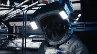 Astronot uçuş sırasında uzay aracında ışık hatası meydana geldikten sonra hasarlı giysiyi onarmaya çalışır. Kozmonot gezegen kolonileşme görevi sırasında sistem arızalarıyla mücadele ediyor, kamera B