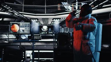 Dişi astronot, gözleri yabancı gemi ışığından koruyor. Uzay istasyonundaki dikkatli Afrikalı Amerikalı kadın dünya dışı varlıkla ilk teması bekliyor, kamera A