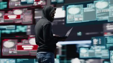Bir hackerın ağ sistemlerini hedef alması, şifrelemeyi atlaması ve casusluk faaliyetlerine başlaması siber sızma olarak ortaya çıkıyor. Adam kimlik hırsızlığı yapıyor ve yapay zeka manipülasyonuyla içeri sızıyor. Kamera A.