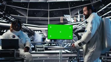 Astronotlar yıldız gemisinde birlikte uçar, izole ekran ekranlarına bakar, çalışmak için örnekler toplarlar. Bilim adamları kırmızı gezegene inmeden önce krom anahtar ekranı kullanıyorlar. Kamera A.