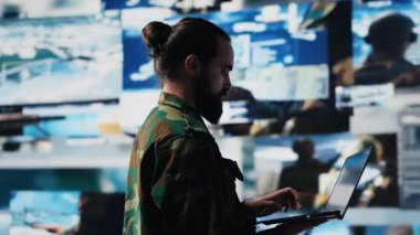 Subay, savaş alanı kontrolü ve stratejik savunma sağlamak için gelişmiş askeri sistemler, siber taktikler ve dijital gözetim kullanarak gerçek zamanlı savaş verilerini izliyor. Savaş planlaması. Kamera A.
