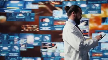 Dijital tanı ve elektronik kayıtları inceleyen tıp uzmanı, sağlık teknolojisinin entegrasyonunu, kişisel hasta bakımını ve tıp biliminin geleceğini sembolize ediyor. Büyük buluş. Kamera B.