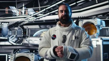 Neşeli astronot, yörünge istasyonundayken Dünya Komuta Merkezi 'yle görüntülü konuşma yapıyor. Görev güncellemesini paylaşıyor. İyi kozmonot konuşmaları yer merkezi ekibiyle iletişim sırasında, kamera A