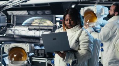 Uzay görevinde insan genleşmesi sırasında dizüstü bilgisayardaki astronot izleme sistemi. Kozmonot, insanoğlunun hayatta kalma seferi sırasında uzay aracı kontrol arayüzü, kamera B