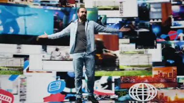 Sosyal medya yöneticisi mikrofonla canlı bir sunum sunuyor, sahneden canlı bir seyirciye bağlanıyor. Modern iletişim için dijital etkileşimi teşvik etmek. Kamera B.