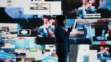 Sosyal medya içeriği tüketimine bağımlı akıllı telefon kullanıcısı ve dijital dünyada endişe ve kendine güven sorunlarını tetikleyebilecek saplantılı kıyamet tomarı. Aşırı izolasyon. Kamera B.