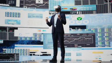 Yönetici dijital grafikleri ve iş görüşünü analiz etmek için VR gözlükleri kullanarak, başarılı gelişim kararları için yeni strateji modellerini geliştiriyor. Fintech ile performans optimize ediliyor. Kamera B.