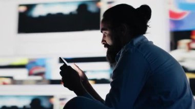 Yalnızlık, endişe ve manipülasyondan etkilenen genç insan, saplantılı sosyal ağların aşırı kullanımı yüzünden acı çektiğini vurguluyor. Sürekli etkileşimden kaynaklanan aşırı bilgi yüklenmesi hasara neden olur. Kamera A.