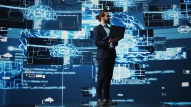 Veri yapıları ve öngörü analizleri için yapay zeka beynini inceleyen mühendis, akıllı teknolojiyi vurguluyor ve yenilik ve verimlilik için derin öğrenme sağlıyor. Algoritmik düşünce. Kamera B.