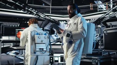 Kozmonot uzay gemisinde tablet kullanıyor. İnsanoğlunun hayatta kalma seferi sırasında güvenlik kontrolü yapıyor. Uzay görevinde insan genleşmesi sırasında yaşam destek sistemlerini izleyen astronotlar, kamera A