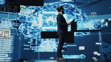 Teknolojiden anlayan yönetici yapay zeka beyin programını bir tablette inceliyor, algoritmik düşünme ve sinirsel ağlar yoluyla derin öğrenmeyi keşfediyor. Yapay zeka kodlaması. Kamera B.