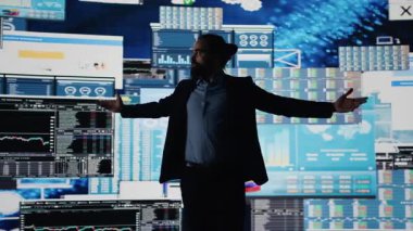 Kendine güvenen güçlü bir yönetici, kariyer başarısı ile gurur duyuyor. Gelişme için iyi performans ölçümleri sağlıyor. Kendine güvenerek yücelik kazan. Kamera B.