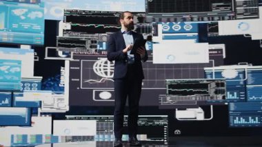 Genç girişimci, dijital araçlarla bilgi grafikleri ve fintech öngörülerini değerlendirirken şirket gelirlerini artırmak için bir strateji düşünüyor. Uzun vadeli başarısını ve büyümesini sağlıyordu. Kamera B.