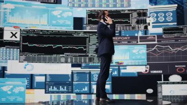 Erkek girişimci KPI ölçümleri hakkında bilgi paylaşmak ve şirket performansını değerlendirmek için bir telefon görüşmesi yapıyor. Uzman, kazancını arttırmak için uzaktan iletişim kullanıyor. Kamera B.