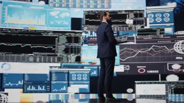 Fintech verileri ve öngörü modelleriyle çevrelenmiş, raporları analiz eden yetenekli girişimci ve iş büyümesini hızlandıracak içgörü sahibi. Şirket verimliliği ve akıllıca kararlar verme. Kamera B.