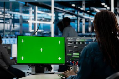 Veri merkezi depolama altyapısında izole ekran bilgisayarında çalışan mühendis. Ağ teknolojisiyle dolu sunucu merkezindeki krom anahtar bilgisayar ekranını kullanan bilişim uzmanı