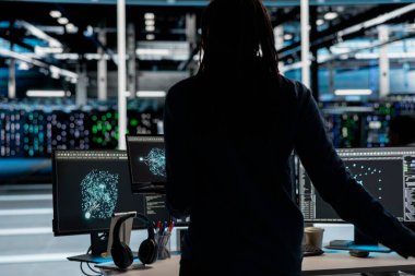 Veri merkezi mühendisi otomatik tekrarlanan görevleri denetlemek için dizüstü bilgisayarda yapay zeka görselleştirme aracı kullanır. Not defteri aygıtı kullanarak veri analizi grafiklerine dayalı sunucu sistemleri adapte eden işçiler