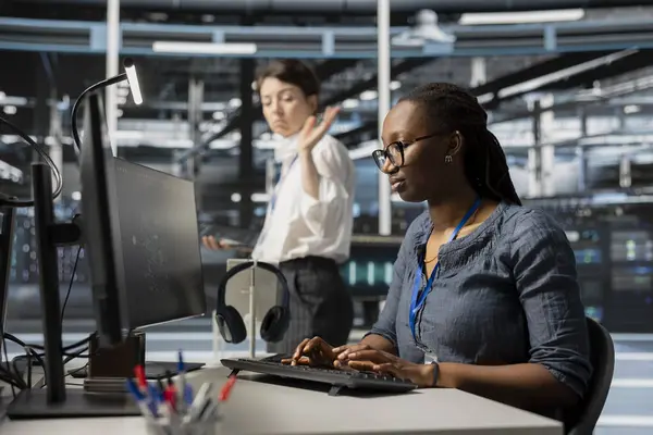 Sinirli veri merkezi mühendisi, iş arkadaşıyla performans sorunları yüzünden tartıştıktan sonra ayrılıyor. Sunucu çiftliğindeki sinirli kadın tartışmayı bitirdikten sonra çalışma masasından ayrılıyor.