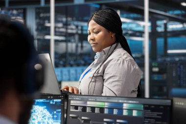 Veri merkezi yazılım geliştiricisi yapay zeka sinirsel ağ teknolojisi kullanıyor. Bilgisayarda yapay zeka programlama dili kullanarak özel donanım yapılandırması yapan Afro-Amerikan sunucu çiftliği çalışanı