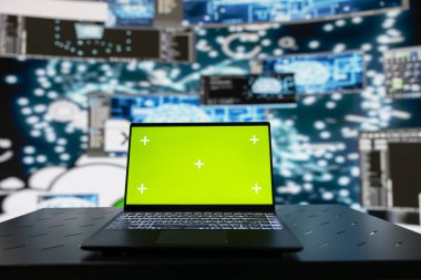 Dijital veriler ve yapay zeka beyin sistemleriyle çevrili dizüstü bilgisayarlar ekranda yeşil ekran gösteriyor. Otomasyon platformları ve bulut hesaplaması modern bir strateji ve yenilik sağlar.